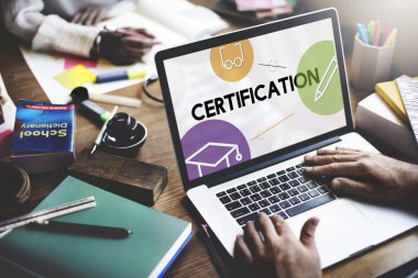 Dizüstü bilgisayarda yazan erkek eller  