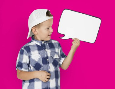 Çocuk konuşma balonunu tutuyor 