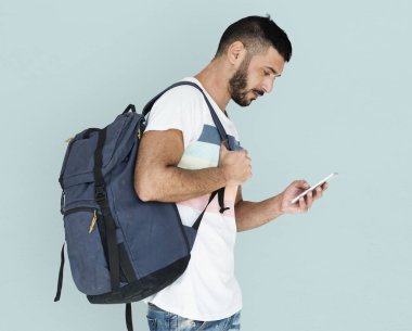 adam akıllı telefon kullanma sırt çantası ile