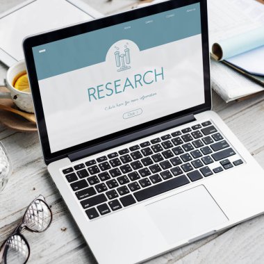 ahşap masa üstünde açılan laptop