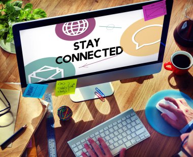 Bilgisayar kullanan bir iş adamı 