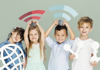  Teknoloji sembolleri tutan çocuk