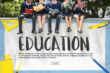 Öğrenciler kitap okuyor