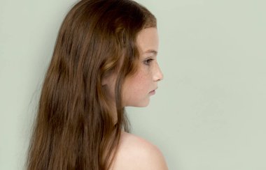 Uzun saçlı beyaz genç kız