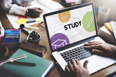 Dizüstü bilgisayarda yazan erkek eller  