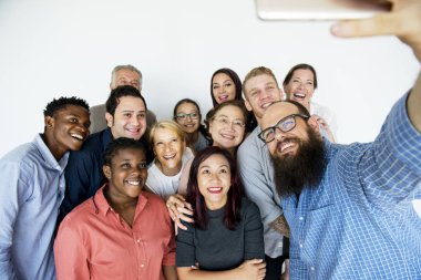 Çeşitli insanlardan oluşan bir grup 