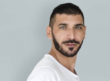 Orta Doğu adam kameraya bakan