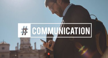 Akıllı telefon kullanan iş adamı