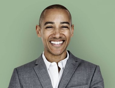 gülümseyen yakışıklı genç işadamı