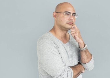 Çene üzerinde el ile dalgın adam