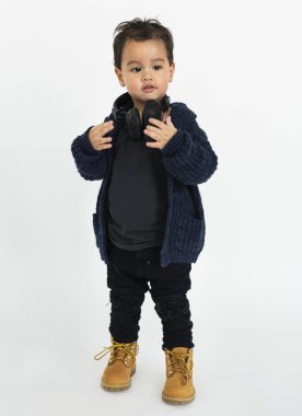 kulaklıklar ile küçük çocuk