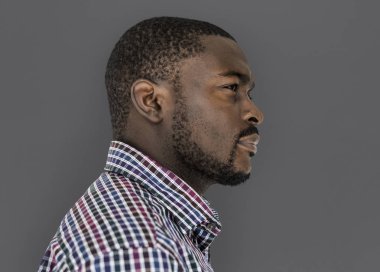 genç siyah elbise adam