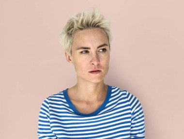 Sarışın kadın rahatsız 