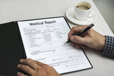 kağıt belge üzerinde yazma kişi