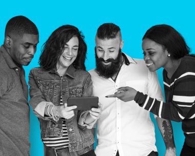 Arkadaşlar dijital aygıt kullanarak