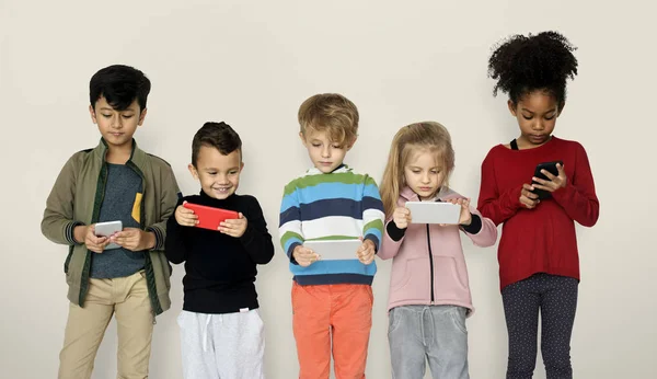 Enfants jouant aux téléphones intelligents — Photo