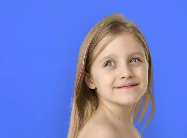 Usměvavá dívka s holou hrudí — Stock fotografie