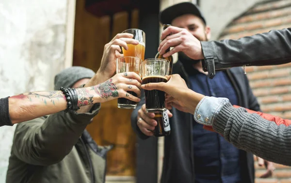 La gente saluda con cerveza — Foto de Stock