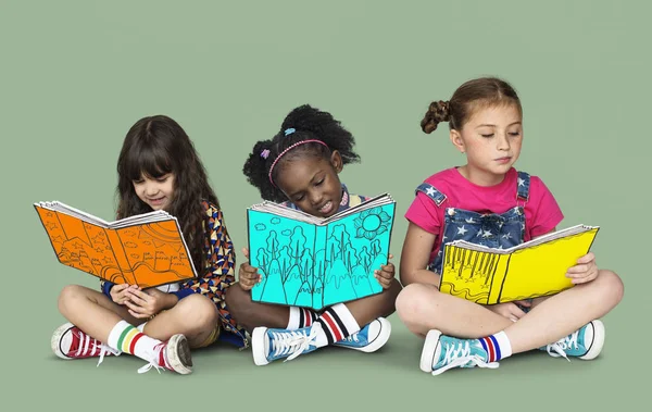 Mignonnes petites filles lisant des livres — Photo