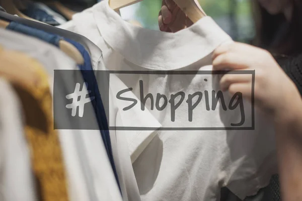 Pessoa escolhendo roupas na loja — Fotografia de Stock