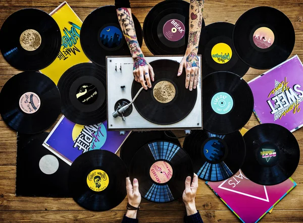 Manos sosteniendo discos de vinilo coleccionables de música — Foto de Stock