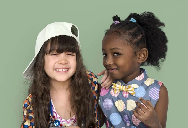 Dwa cute Little dziewczyny uśmiechający się — Zdjęcie stockowe