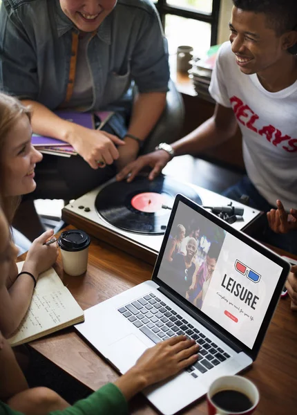 Person mit Laptop — Stockfoto