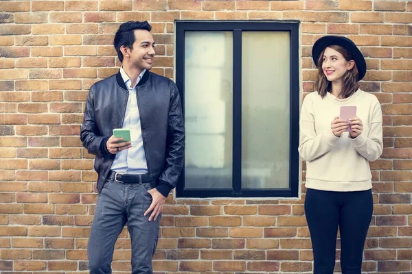 Couple using smartphones — Stock Photo, Image