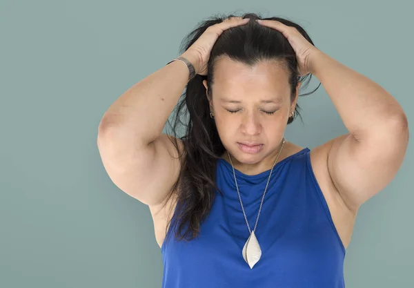 Mulher chorando com os olhos fechados — Fotografia de Stock