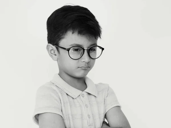 Elementära ålder pojken tänkande — Stockfoto