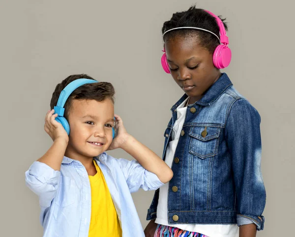 Děti poslouchat hudbu se sluchátky — Stock fotografie