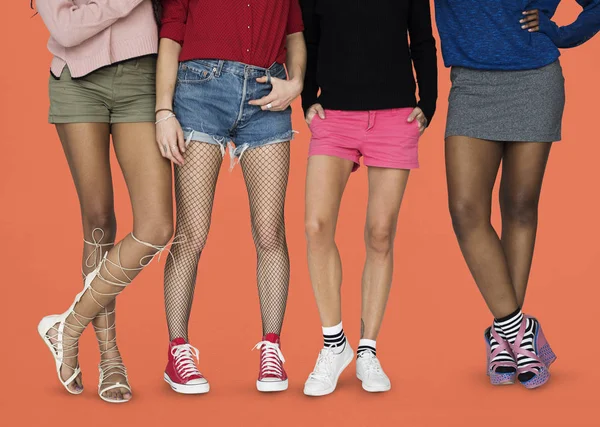 Pernas de menina adolescente no estúdio — Fotografia de Stock