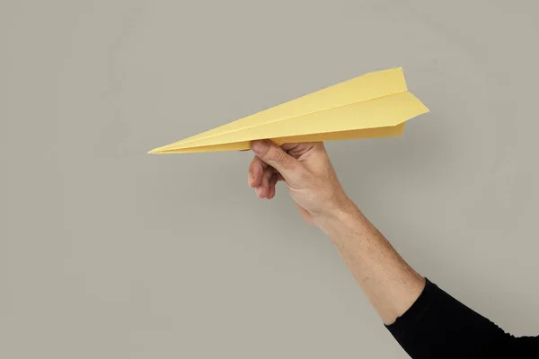 인간의 손 잡고 Papercraft 비행기 — 스톡 사진