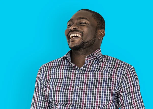 Молодий усміхнений чорний чоловік етнічної приналежності — стокове фото