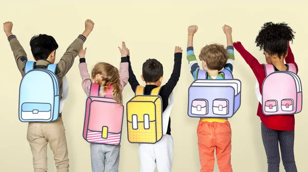 Amigos da escola com mochilas de papel — Fotografia de Stock