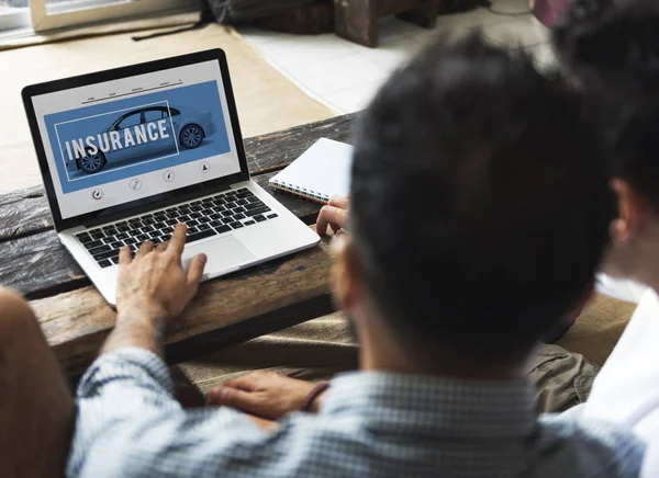 Baksidan Personer Som Använder Laptop Träbord — Stockfoto