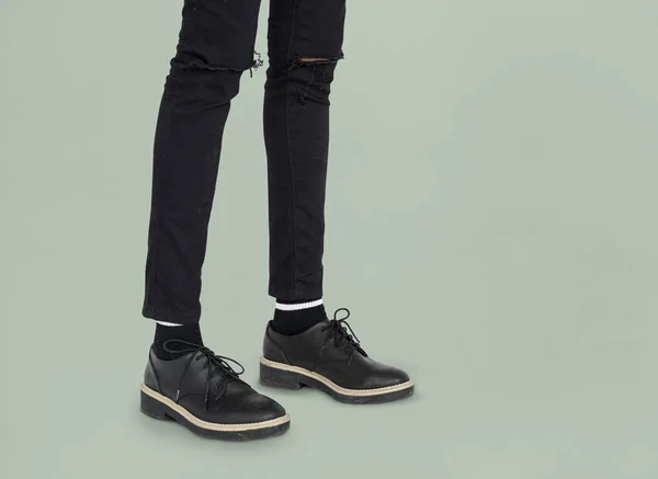 Gambe sottili di donna in jeans neri — Foto Stock