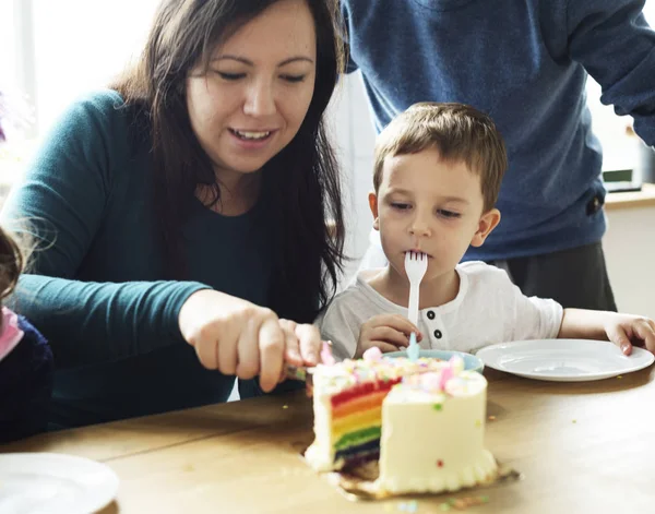 Család eszik születésnapi torta — Stock Fotó