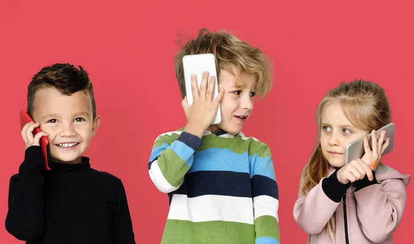 Niños hablando por teléfono —  Fotos de Stock