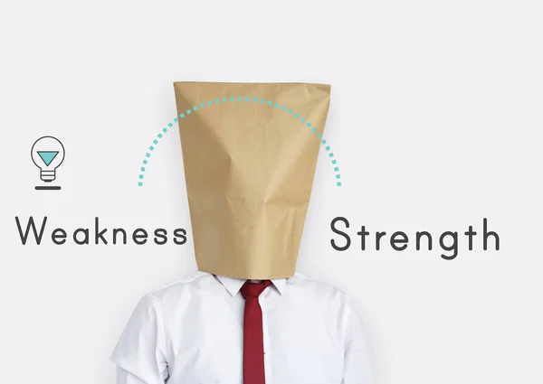 Homem com pacote de papel na cabeça — Fotografia de Stock