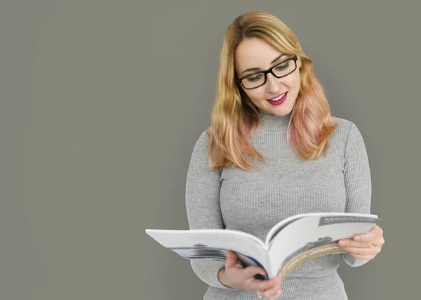 Sorrindo Livro de leitura da mulher — Fotografia de Stock