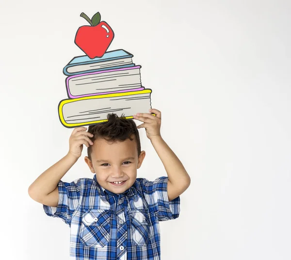 Garçon tenant des livres en papier avec pomme — Photo