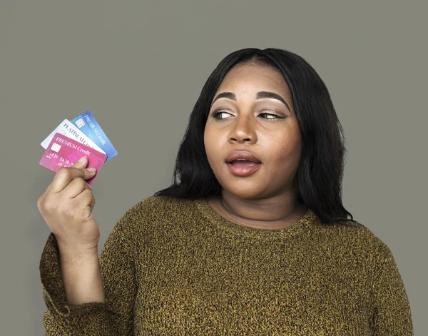 Afrikansk kvinna tittar på kreditkort — Stockfoto