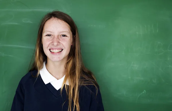 Estudante menina com quadro negro — Fotografia de Stock