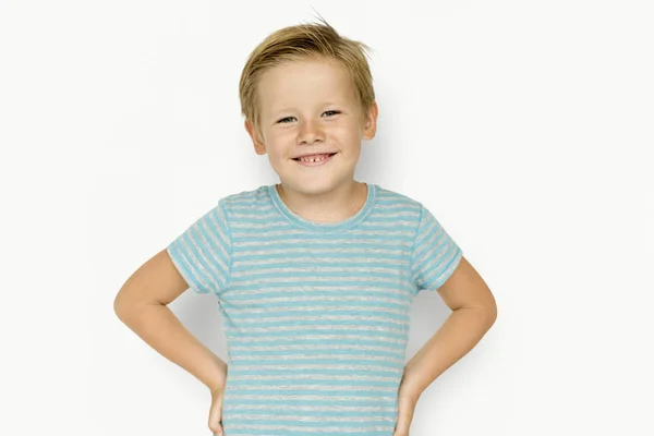 Маленький хлопчик, посміхаючись — стокове фото