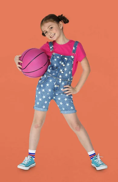 Caucasiano menina segurando bola de basquete — Fotografia de Stock