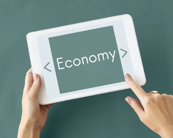 Személy gazdaság digitális tabletta — Stock Fotó