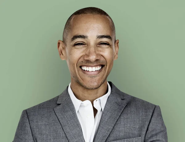 Sonriente joven empresario guapo — Foto de Stock