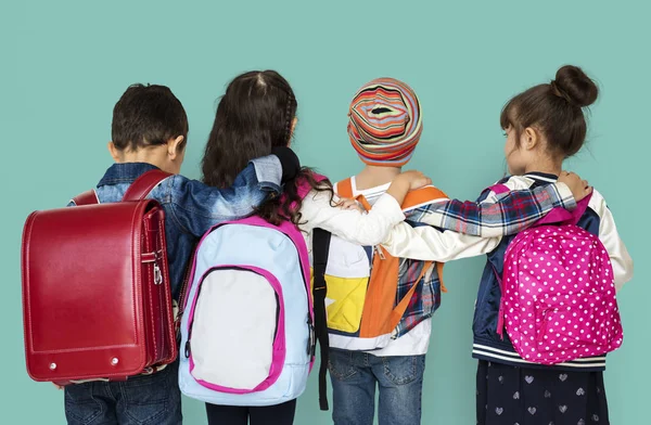 Crianças da escola com mochilas — Fotografia de Stock