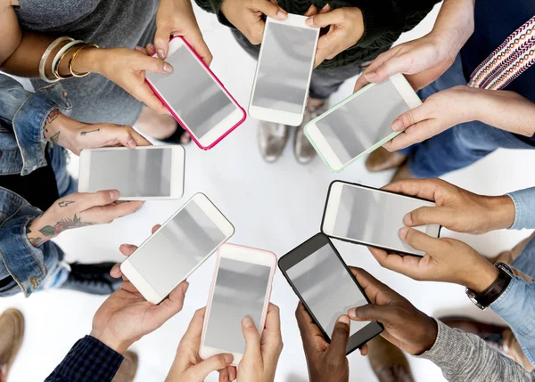 Hände halten Mobiltelefone — Stockfoto